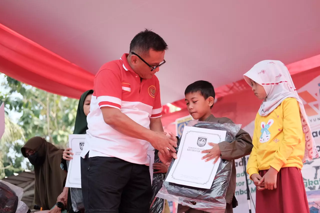 Camat Cipayung Serahkan Santunan Kepada Anak Yatim di Cipayung Expo 2023