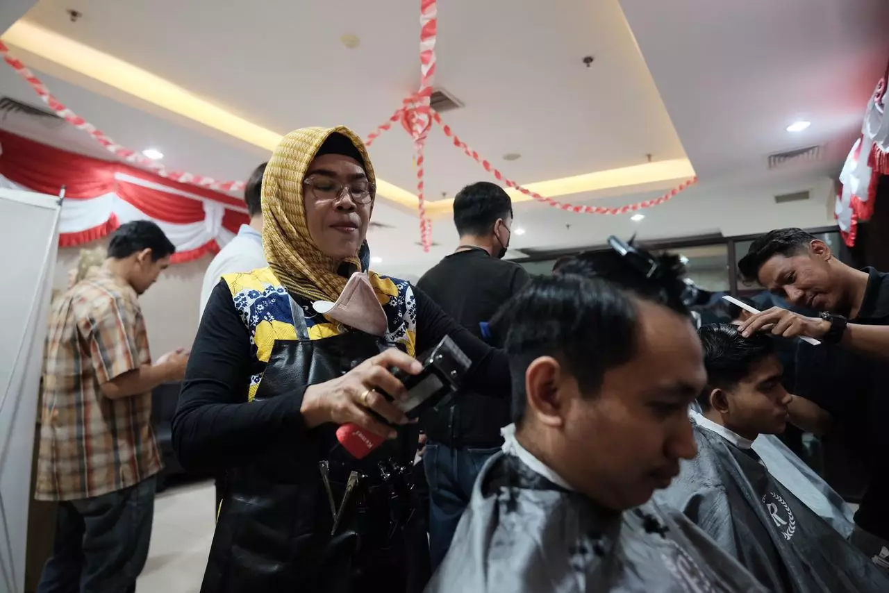 Difasilitasi Layanan Potong Rambut, Alumni Pelatihan Termotivasi Tingkatkan Keahlian