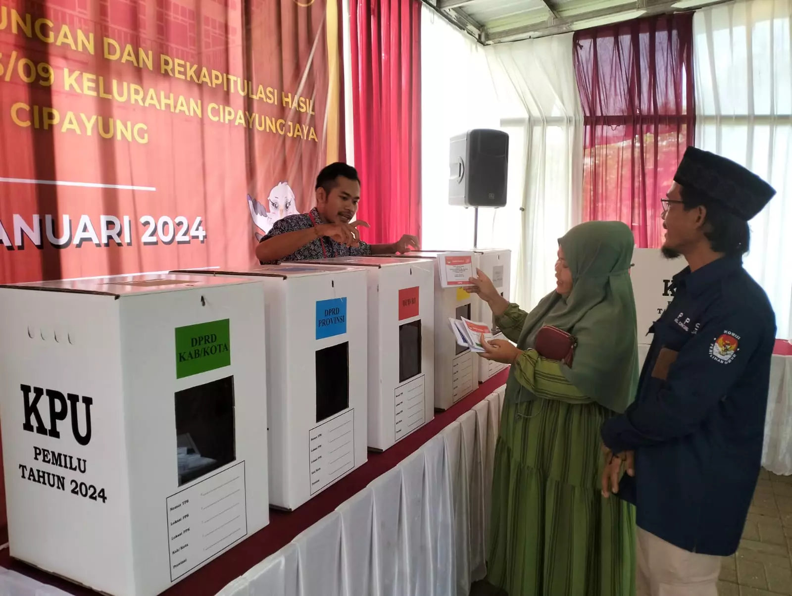 Warga RW 09 Antusias Ikuti Simulasi Pencoblosan di TPS 55 Cipayung Jaya