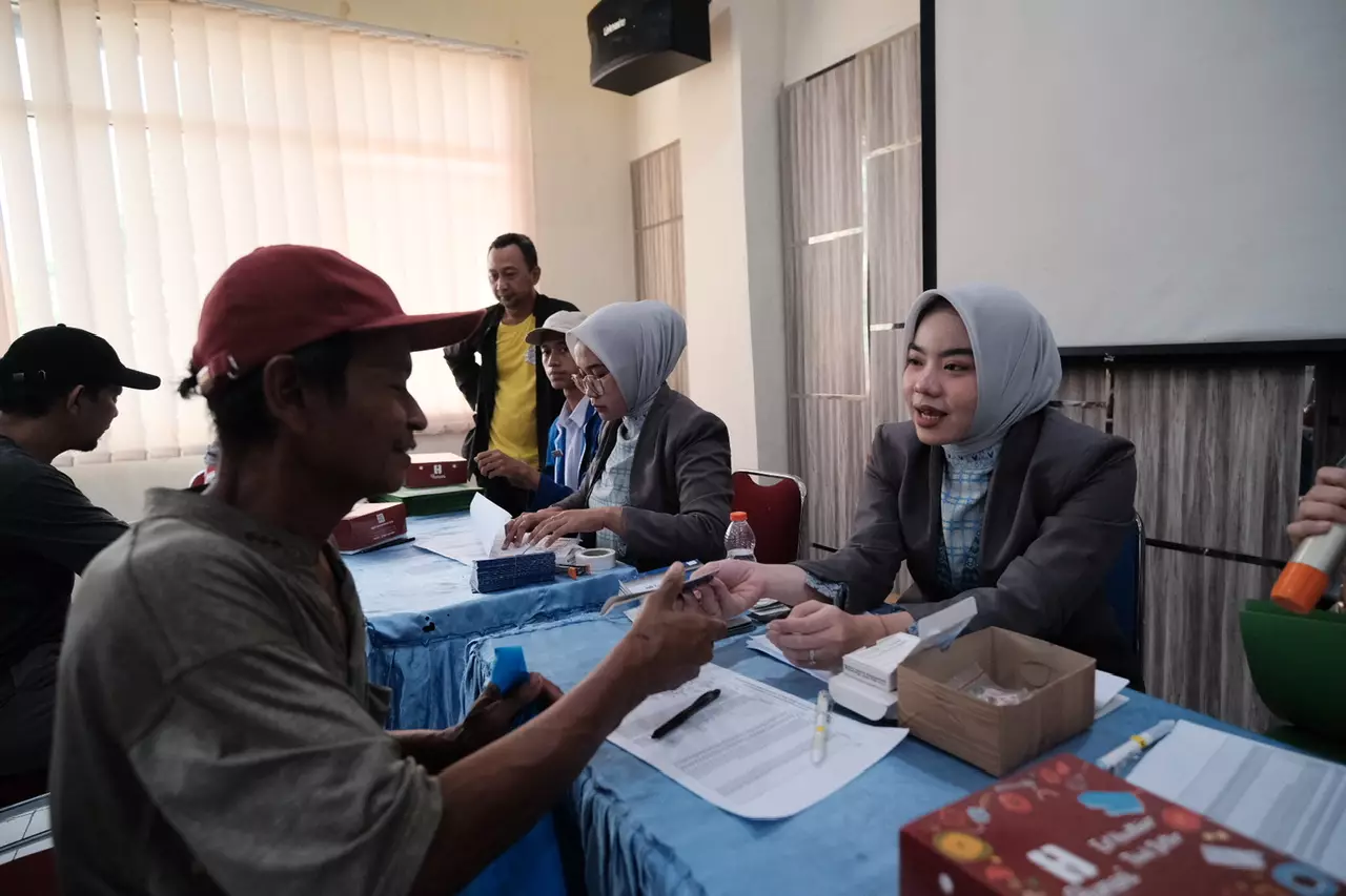 Pemkot Depok Bersama Bank BJB Serahkan Buku Rekening ke Penerima Bansos KDS RTLH di Cimanggis