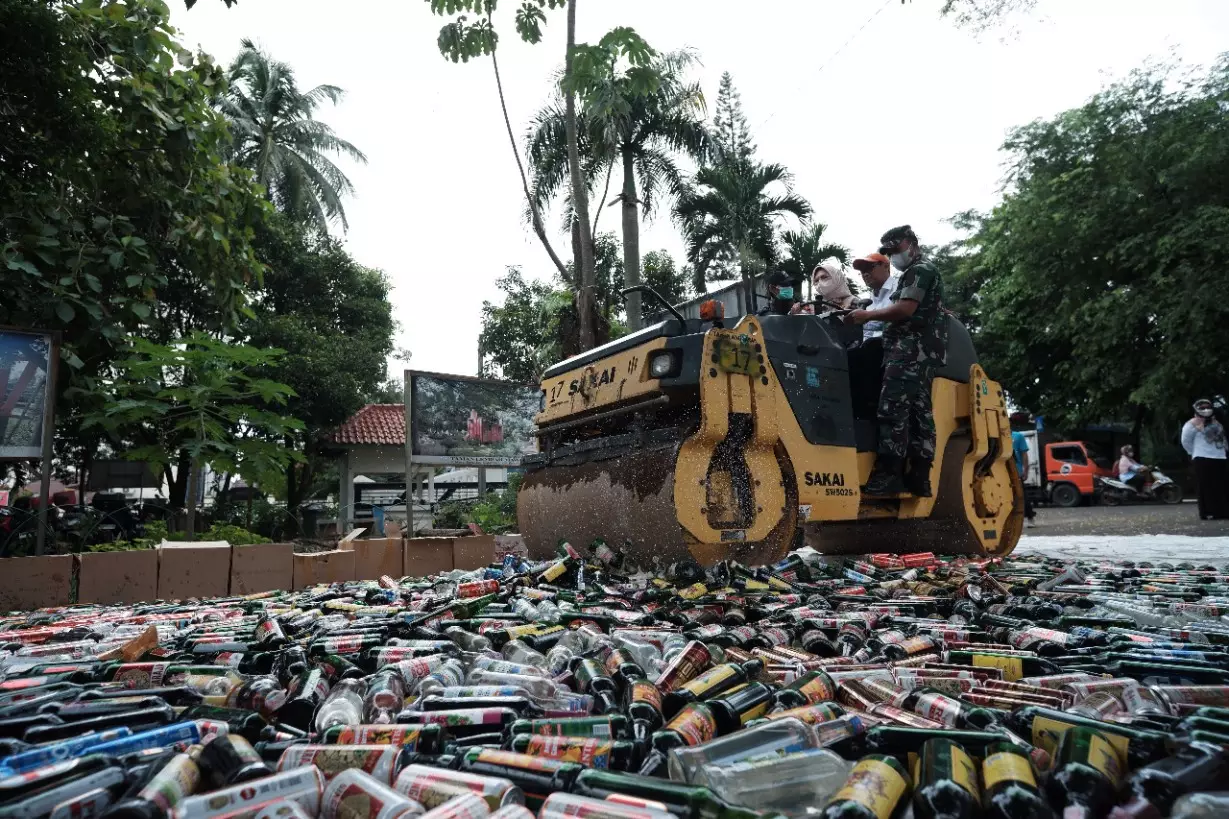 Pemkot Bersama TNI-Polri dan Kejari Depok Lakukan Pemusnahan 1.901 Botol Minuman Beralkohol