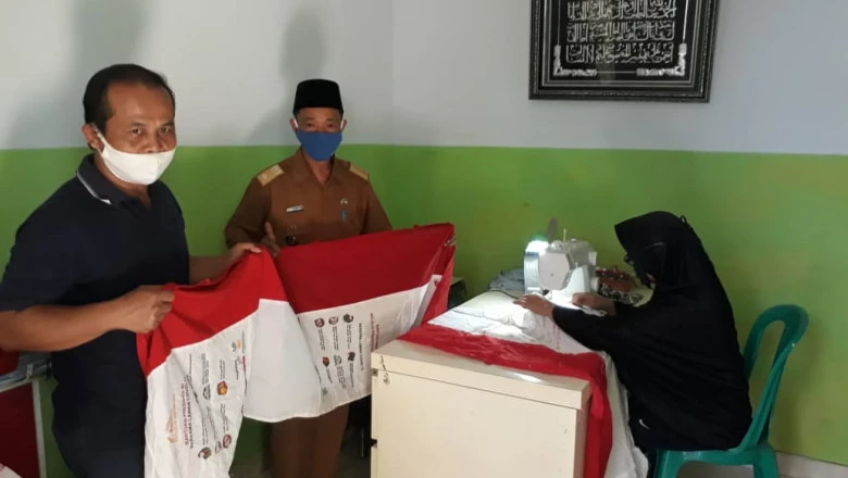 Warga Bedahan Sulap Tas Banpres Jadi Bendera Sambut HUT ke-75 RI