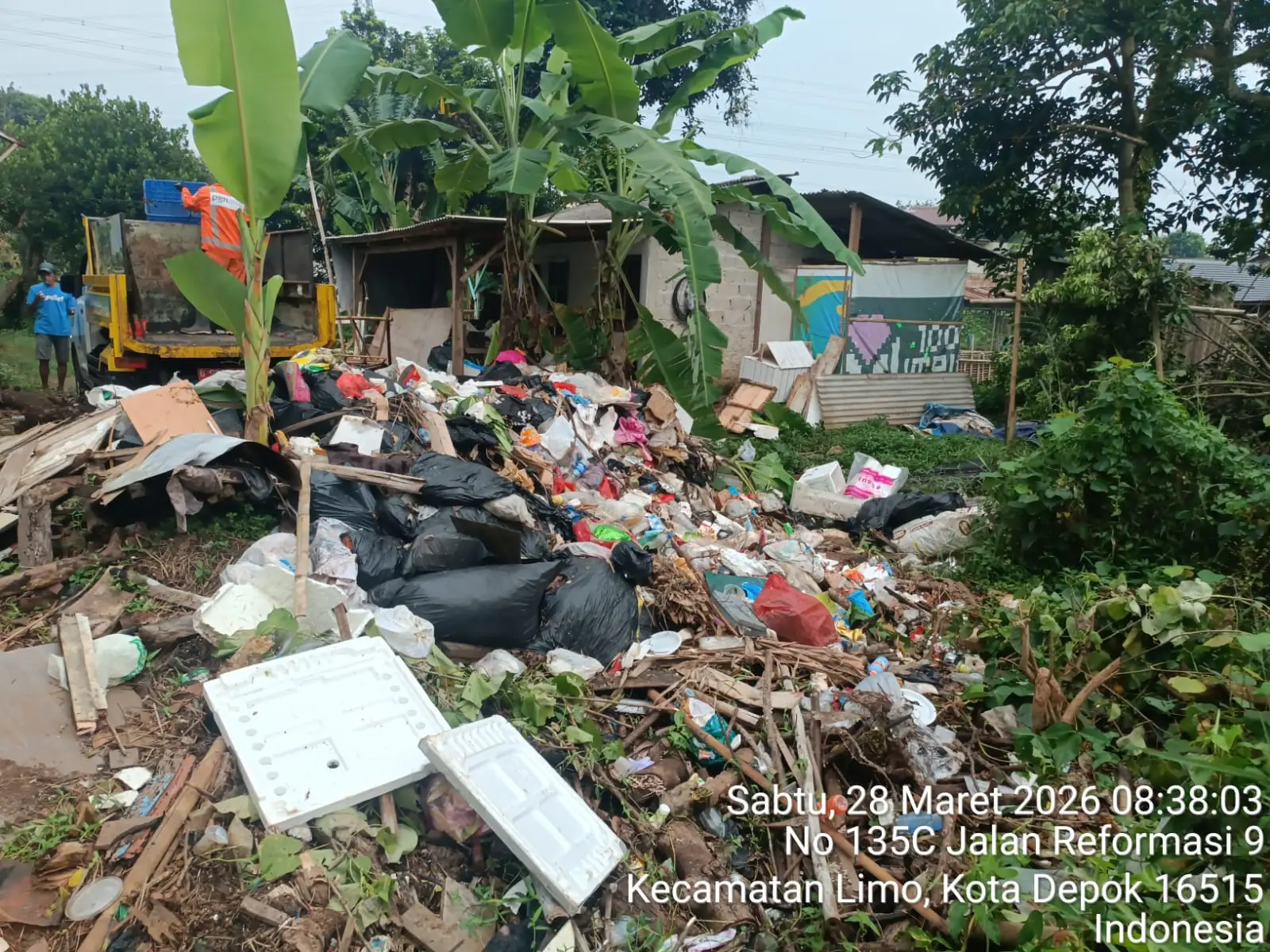 Sigap Tanggapi Keluhan Warga, DLHK Depok Angkut 4 Ton Sampah Liar di Limo