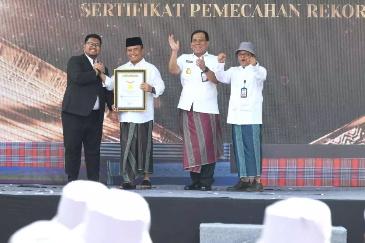 Pecahkan Rekor MURI Pakai Sarung Tenun Majalaya, Pj Gubernur Jabar: Komitmen Jaga Identitas Budaya