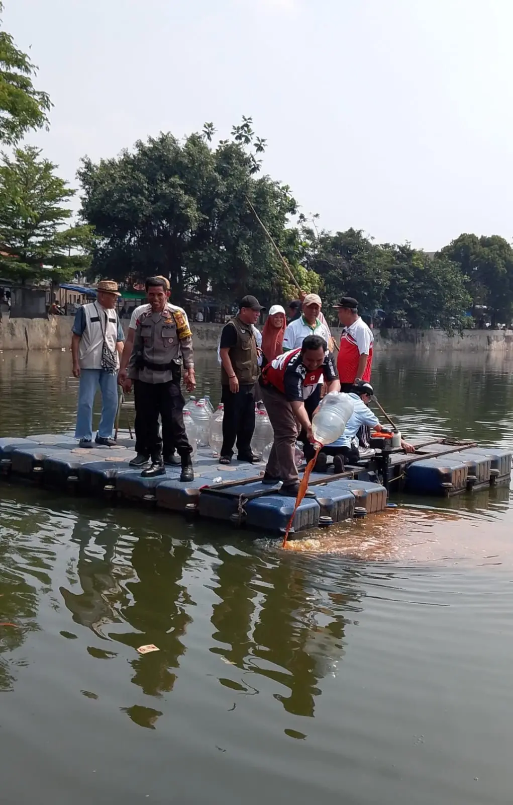 Peringati Hari Konservasi Alam Nasional, Situ Pedongkelan Diguyur 2.500 Liter Eco Enzyme