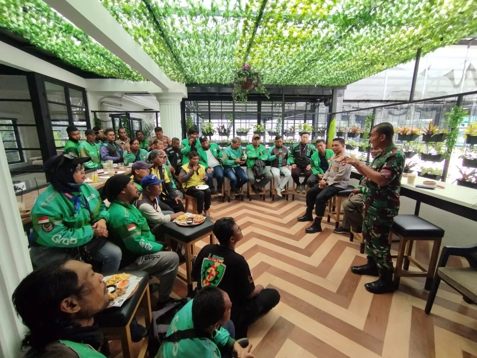 Jaga Kondusifitas, Kapolres dan Dandim 0508/Depok Lakukan Dialog dengan Komunitas Ojol