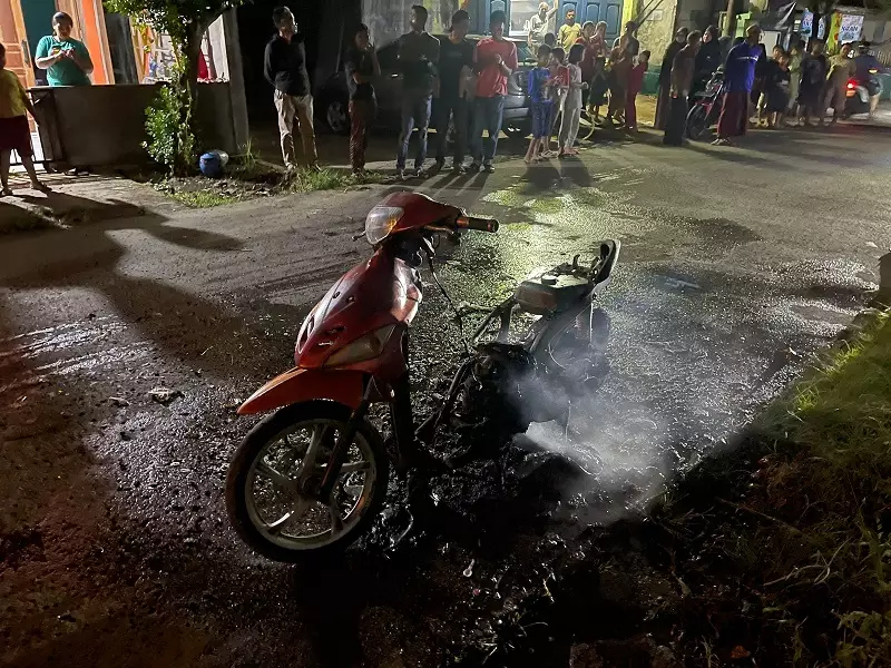 Damkar Depok Padamkan Motor Kebakar di Kalimulya