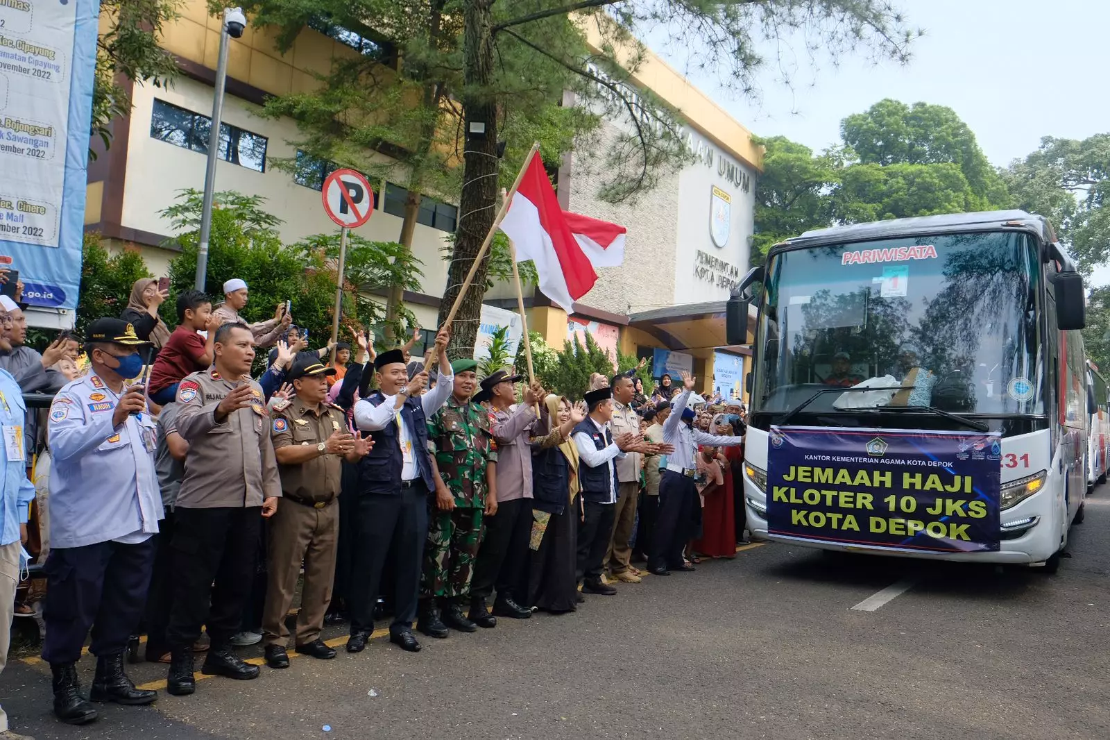 366 Calon Haji Asal Depok Berangkat ke Asrama Haji Embarkasi Bekasi