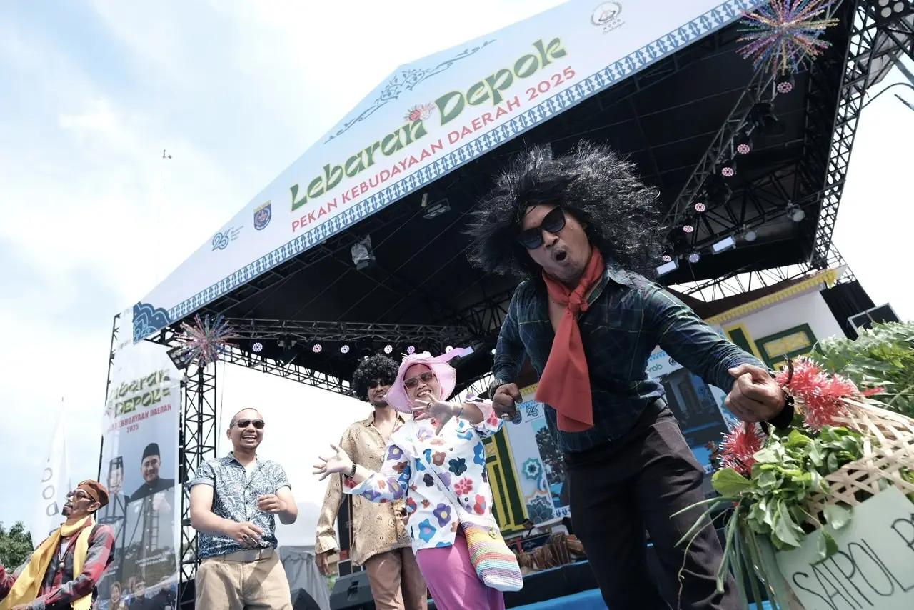 Intip Keseruan Nyedengin Baju dan Fashion Show 70an di Lebaran Depok 2025