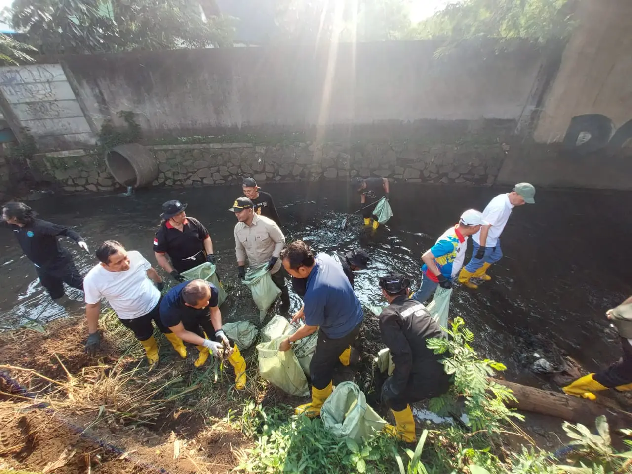 Menteri LH Bersama Pemkot Depok dan Warga Bersihkan Sungai Cipinang