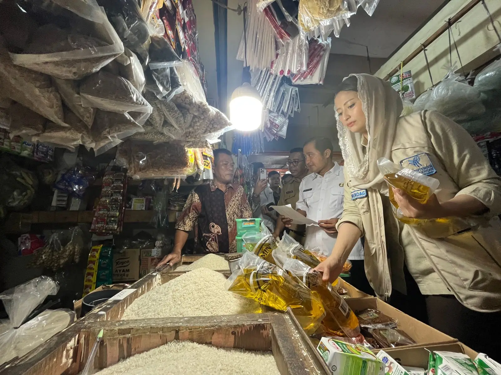 Jelang Ramadan, Wamendag Turun ke Pasar Cisalak Pantau Harga Bahan Pokok