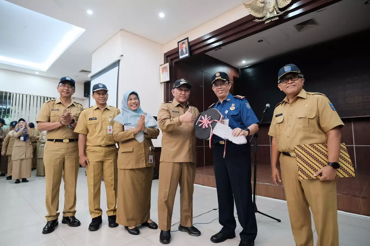 Wali Kota Serahkan Kunci Mobil Tangga Pemadam Kebakaran kepada Kadis Damkar Depok
