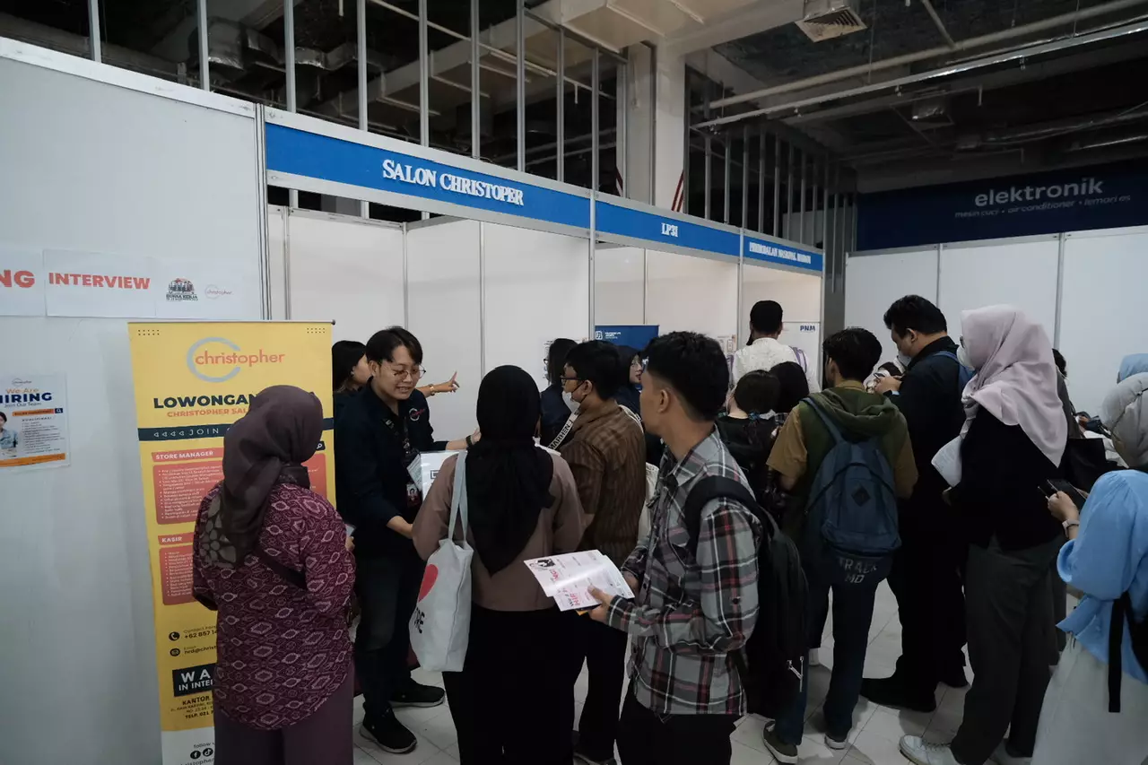 Ratusan Pencari Kerja Padati Job Fair 2023 di ITC Depok