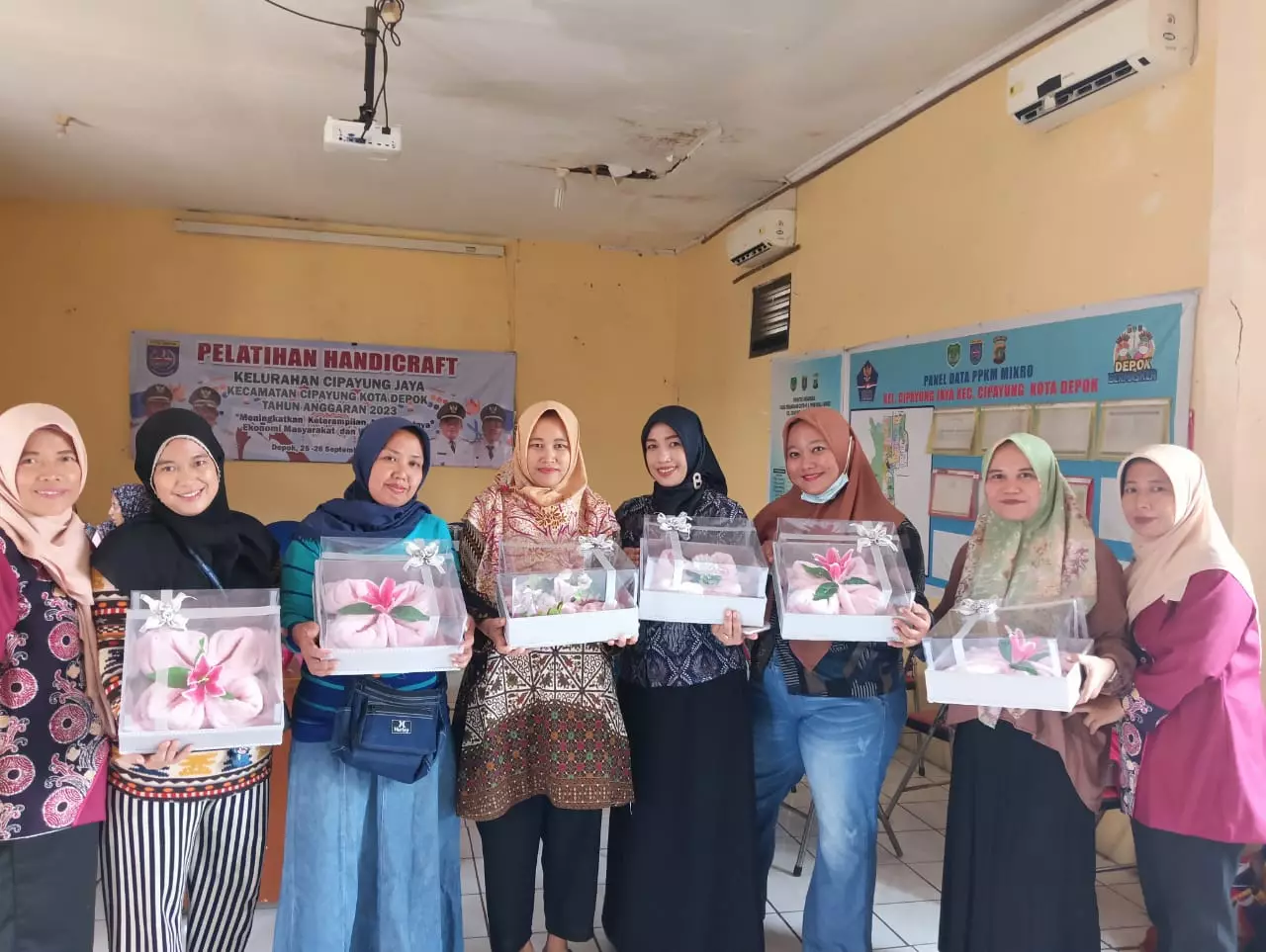 Emak-emak Cipayung Jaya Dilatih Bikin Hantaran Pernikahan