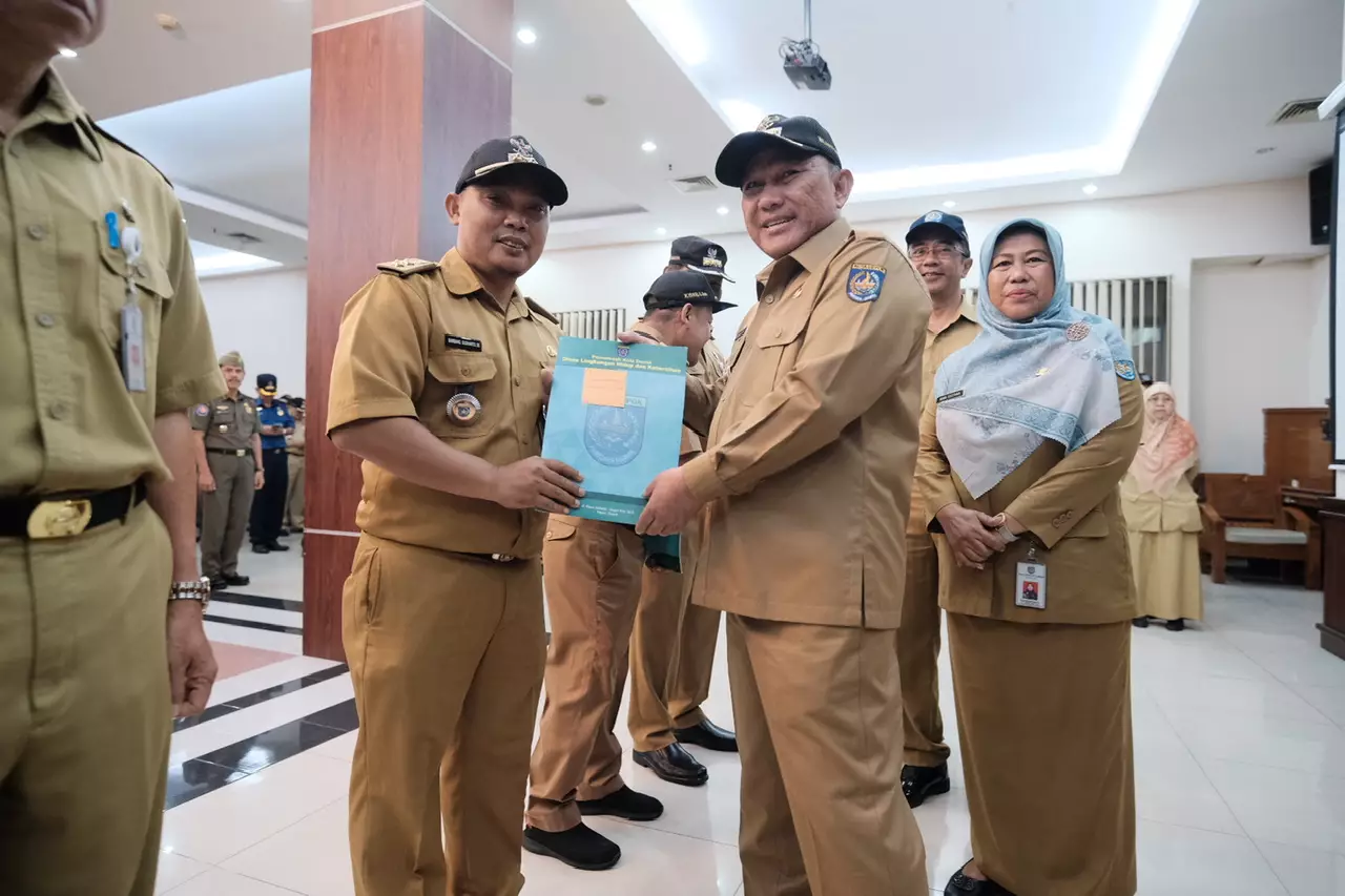 Wali Kota Depok Serahkan Piagam Penghargaan Proklim 2023 Saat Apel Pagi