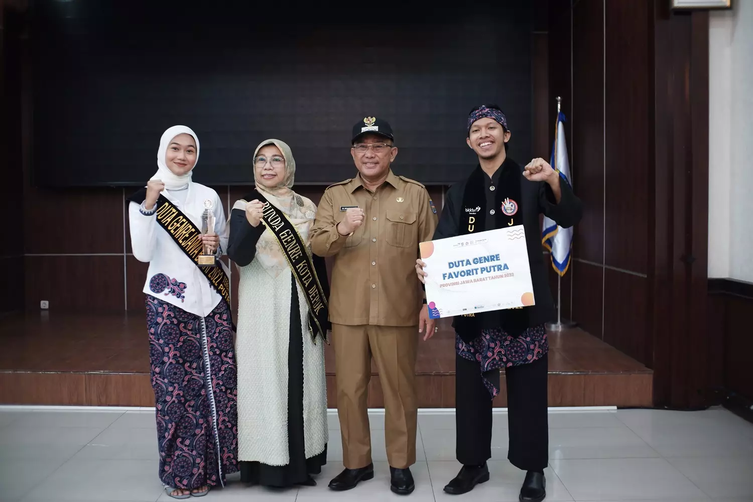 Wali Kota dan Bunda Genre Kota Depok Serahkan Penghargaan Kepada Duta Genre dan PIK-R