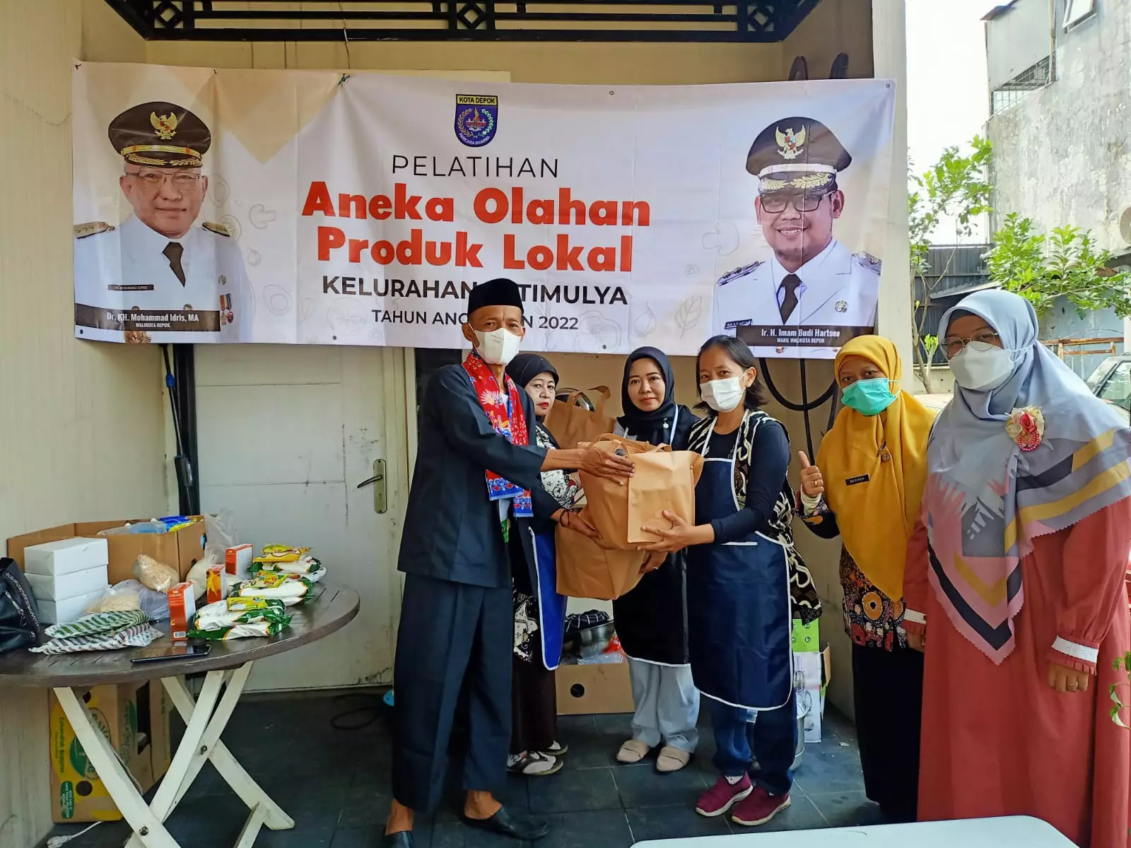 Perempuan Kepala Keluarga di Jatimulya Dilatih Membuat Makanan Lokal