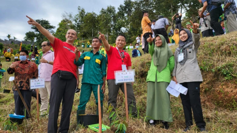 Bantu Konservasi Alam, Sekda Depok Tanam Pohon Durian di Kebun Apeksi 