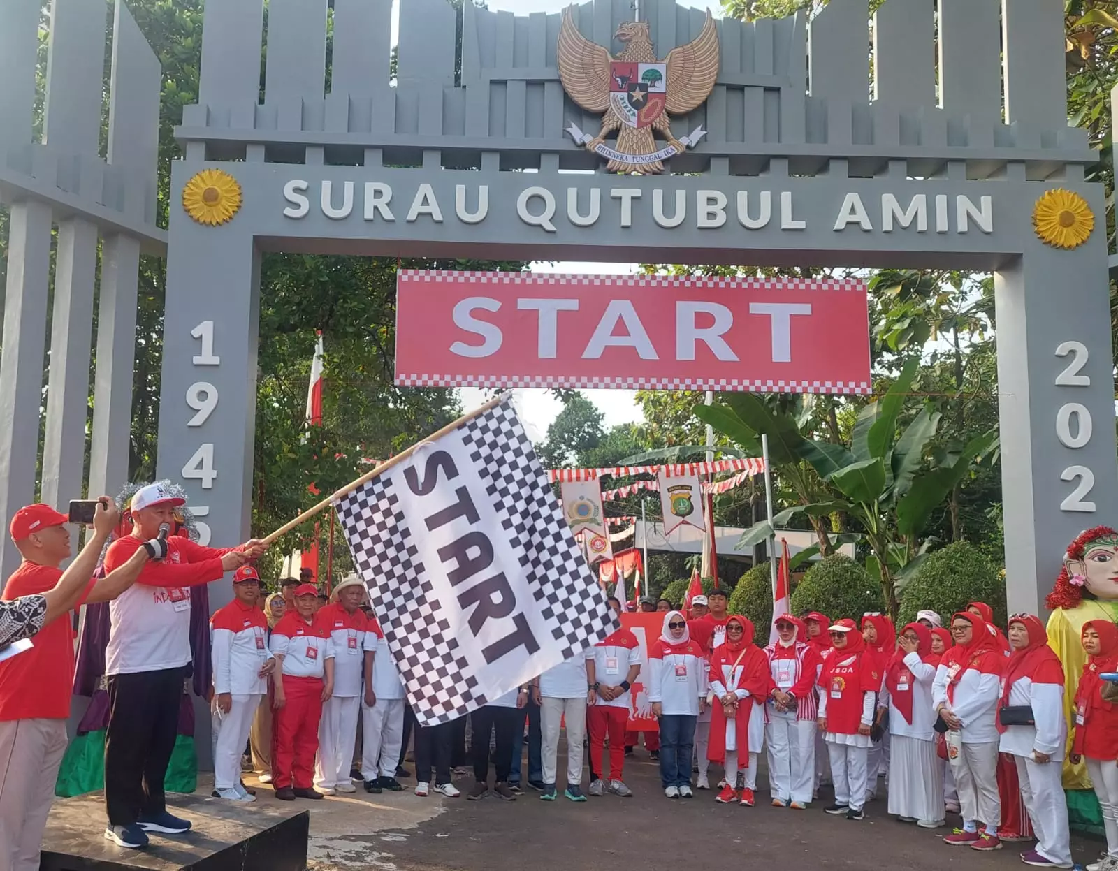 Lepas Peserta Jalan Sehat Yayasan Qutubul Amin, Wali Kota Beri Apresiasi Penyelenggara