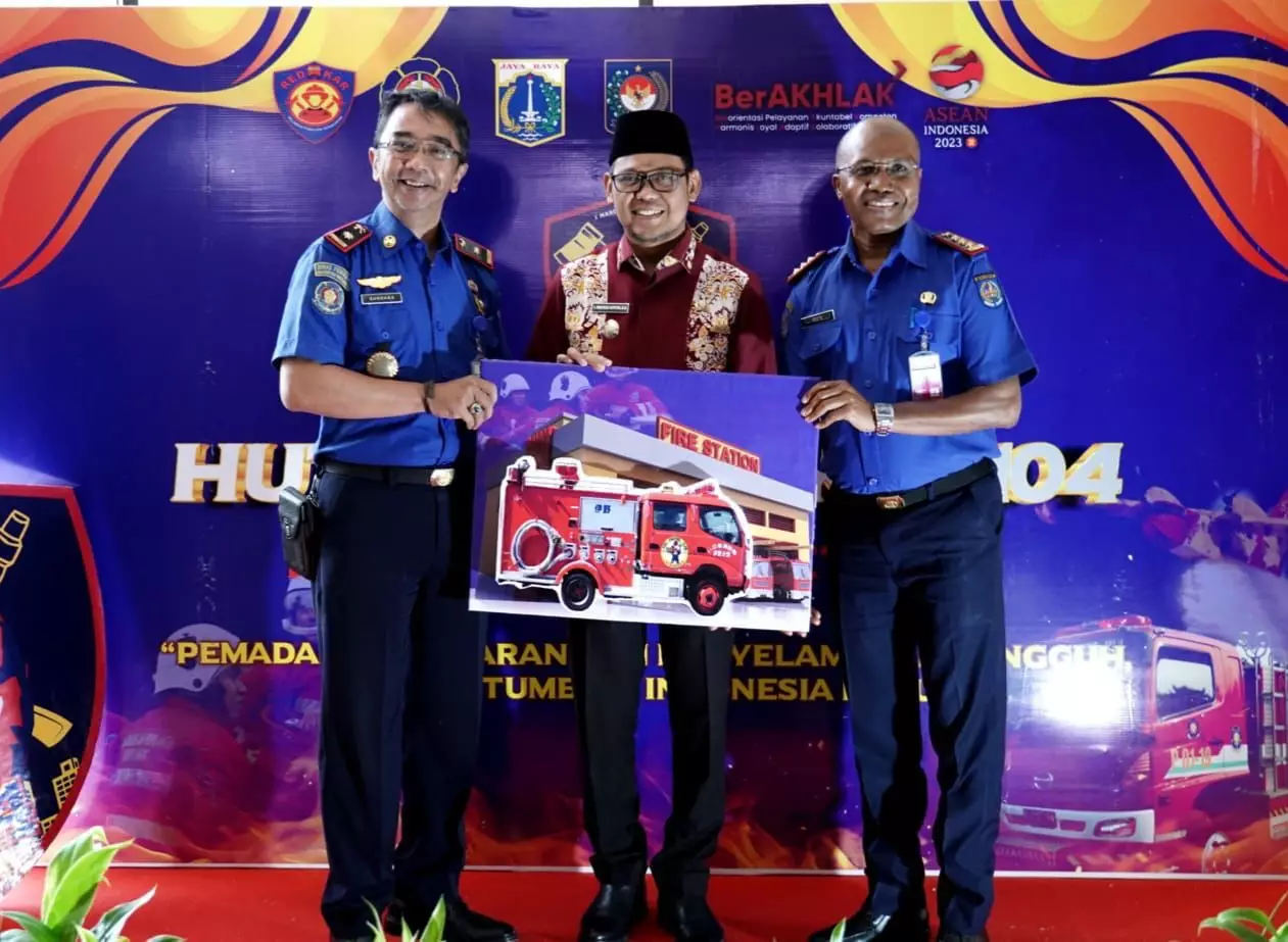 Pemkot Depok Terima Hibah Mobil Pemadam Kebakaran dan Mobil Komando dari Kemendagri