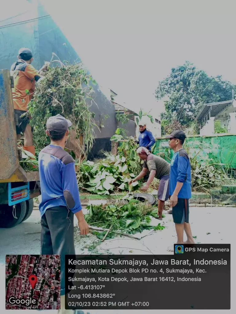 Upaya Satgas DPUPR Bersihkan Tumbuhan Liar di Perumahan Mutiara Depok Dipuji Warga