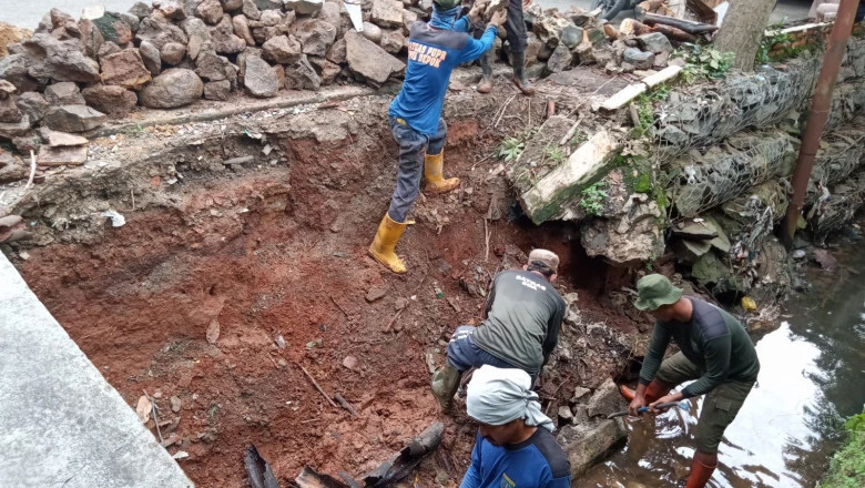 DPUPR Depok Kerahkan 10 Satgas Tangani Longsor di SDN 1 Beji