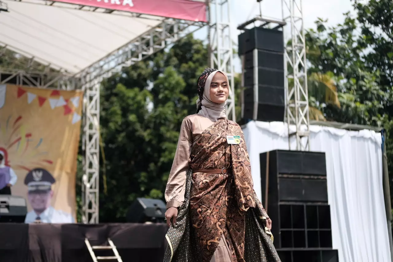 Peserta Fashion Show Panmas Fair 2024 Tampilkan Beragam Corak Batik Depok