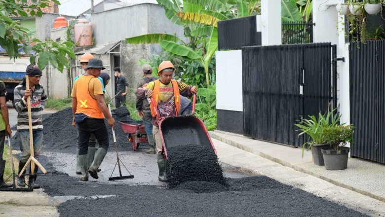 Dinas PUPR Lakukan Pengaspalan Jaling di RW 07 Kalimulya