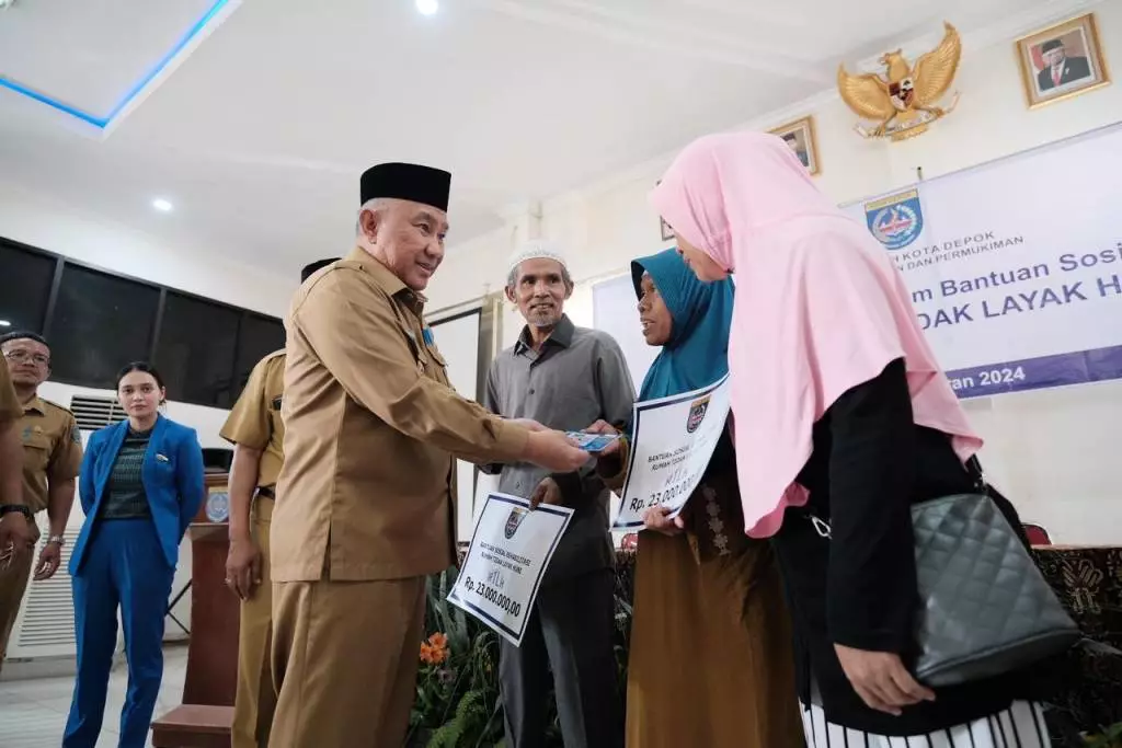 Wali Kota Depok Serahkan Program Bantuan RTLH Bagi 99 Warga Tapos
