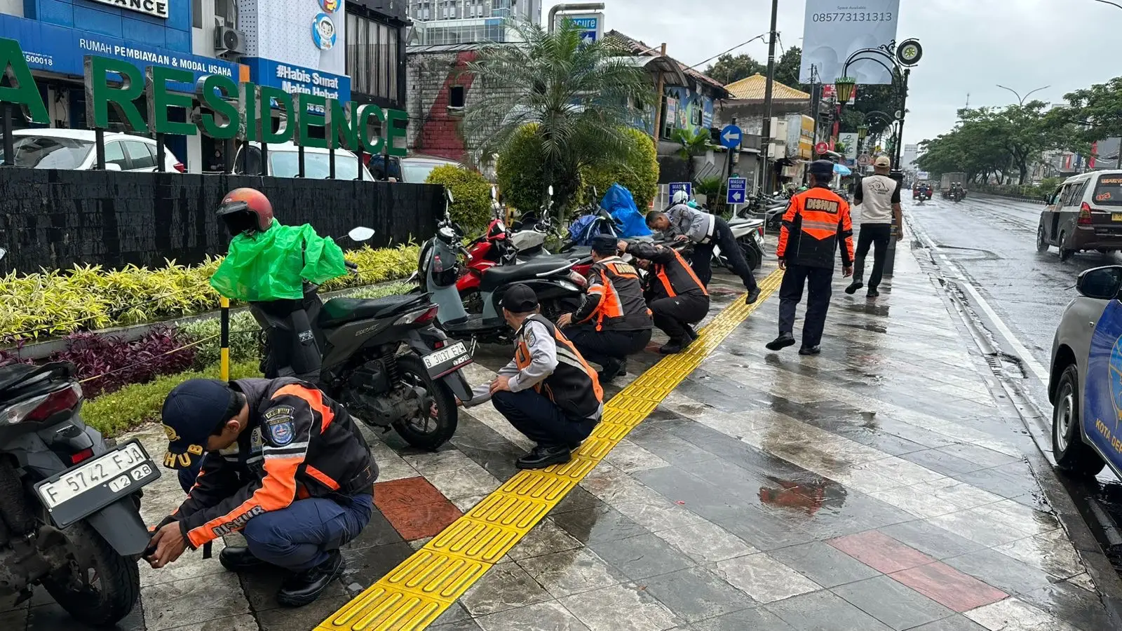 Jaga Hak Pejalan Kaki, Tim Maung ASRI dan Dishub Depok Tertibkan Parkir Liar di Trotoar Margonda