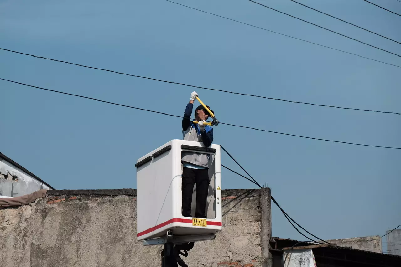 DPUPR Lakukan Pengguntingan Kabel Udara di Jalan Tole Iskandar