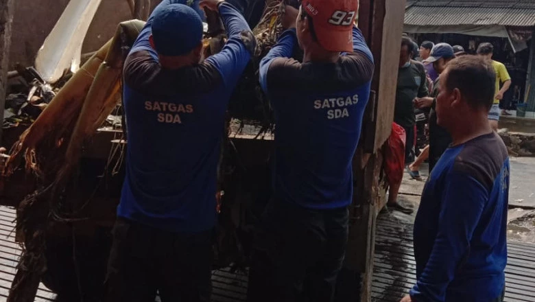 Sudah Ditangani Satgas DPUPR, Banjir di Simpang Mampang Berangsur Surut