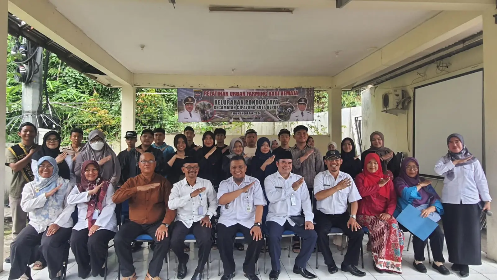 Sulap Galon Bekas Jadi Pot Tanaman, Remaja Pondok Jaya Belajar Urban Farming