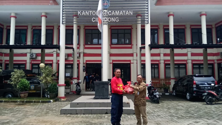 Antisipasi Corona, Damkar Depok Bagikan Ratusan Botol Cairan Pembersih