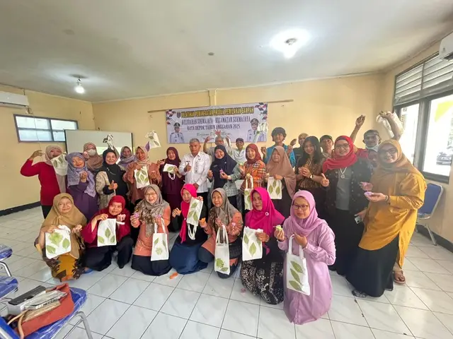 Puluhan Warga Sukmajaya Dilatih Pemanfaatan Produk Pemilahan Sampah