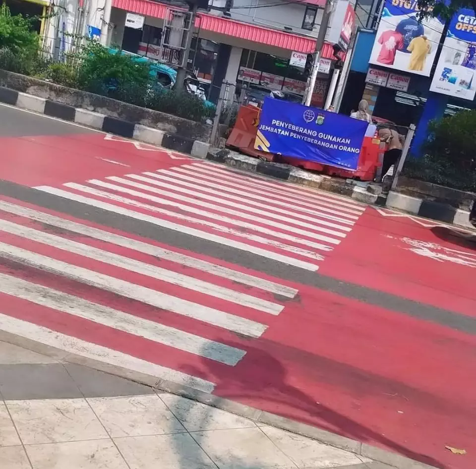 Fasilitas Pejalan Kaki Depan SDN Pondok Cina Khusus Difabel, Lansia dan Ibu Hamil