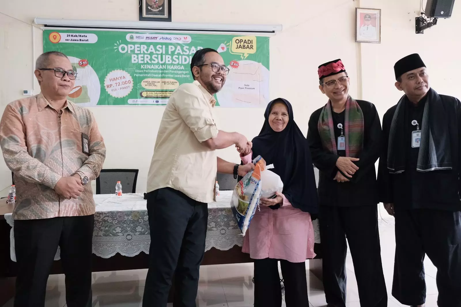 Kendalikan Harga, Pemprov Jabar Tebar 8.042 Paket Beras dan Gula di Depok
