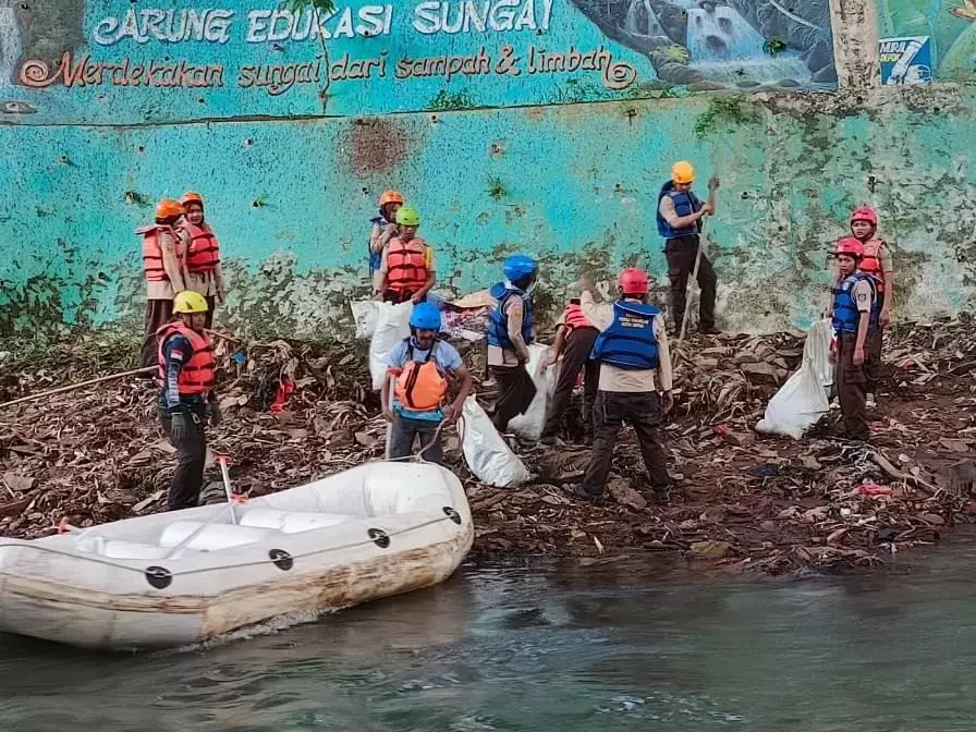Peringati Bulan Bakti Pramuka, Kwarcab Depok Bersih-bersih Ciliwung dan Tanam Pohon