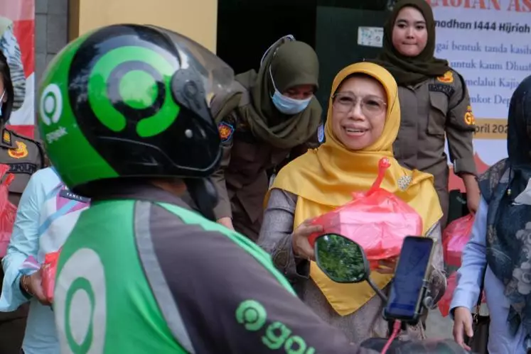 Elly Farida Bersama Komunitas ASN Depok Berbagi Takjil ke Puluhan Ojol