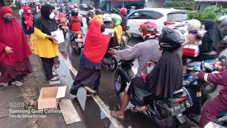 UMKM Bojongsari Bagikan 100 Box Takjil kepada Warga