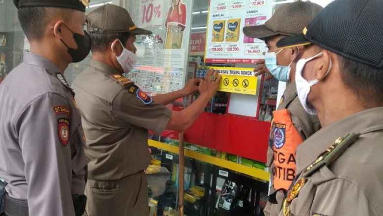 Satpol PP Depok Tertibkan Display Rokok di Toko Ritel Wilayah Cilodong