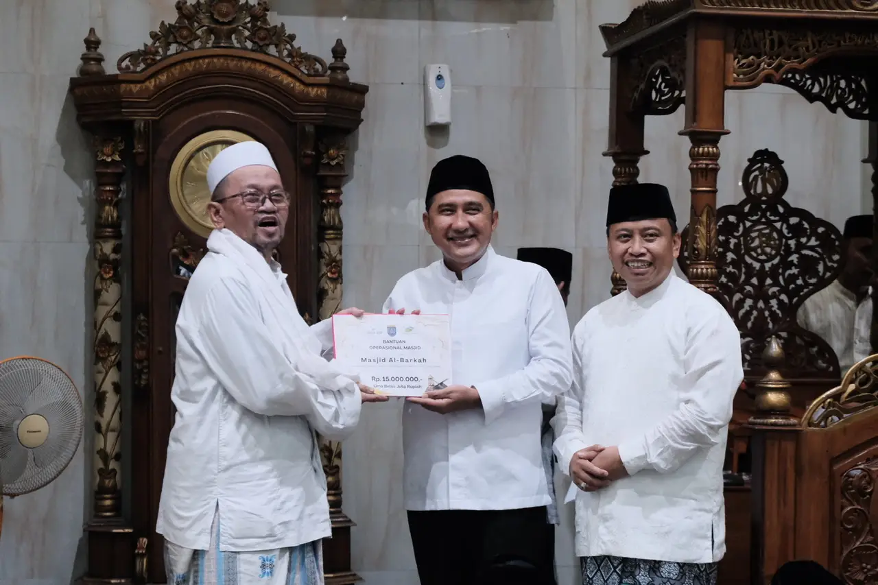 Sambangi Masjid Al-Barkah, Pemkot Depok Serahkan Sejumlah Bantuan