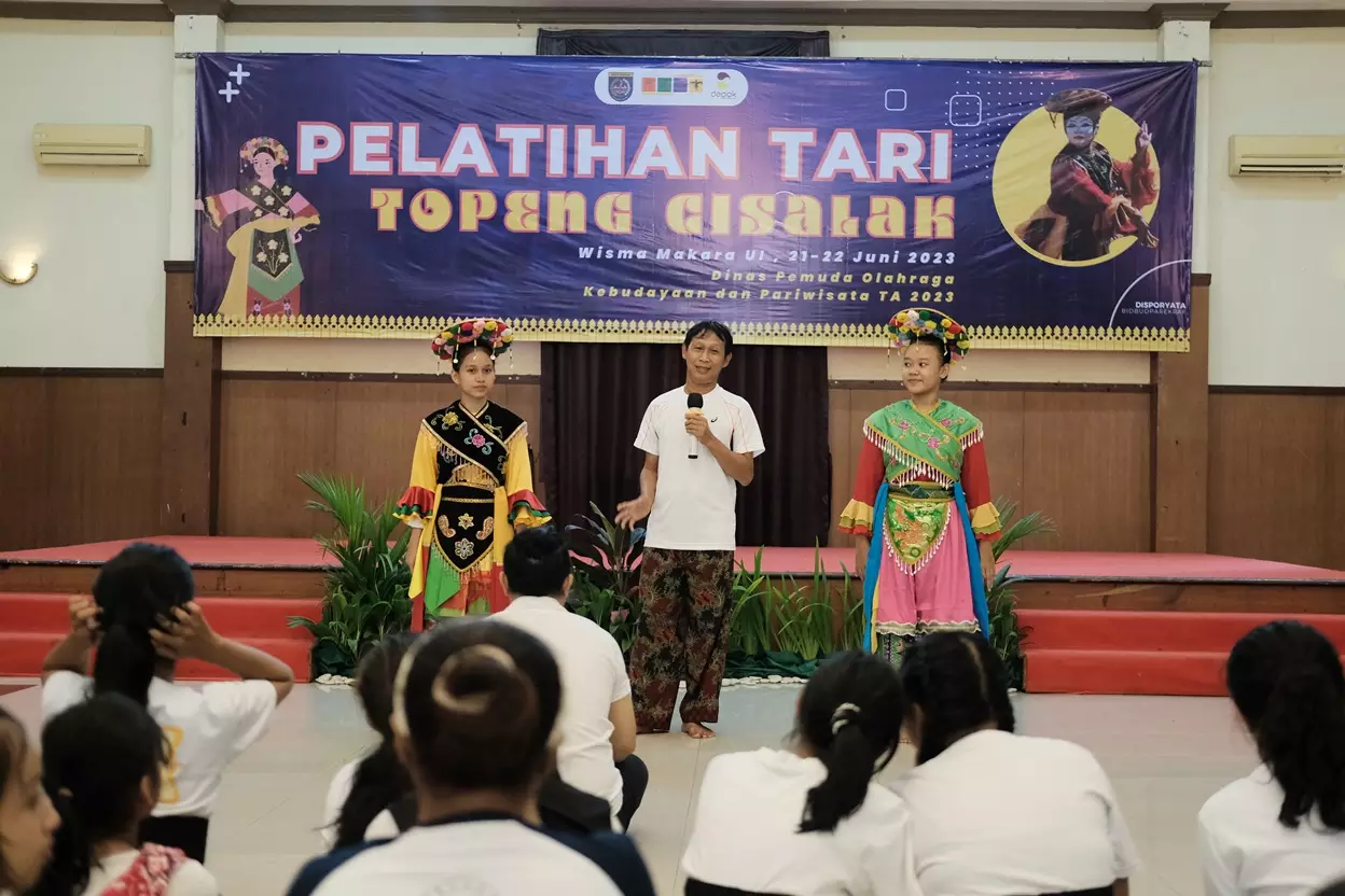 Seniman Depok Kenalkan Kostum Tari Topeng Cisalak ke Peserta Pelatihan