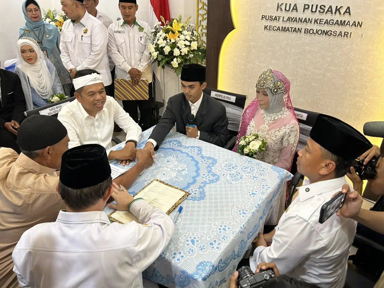 Ketika Gubernur KDM-Wali Kota Depok Jadi Saksi Nikah di KUA Bojongsari, Pengantin Dapat Hadiah