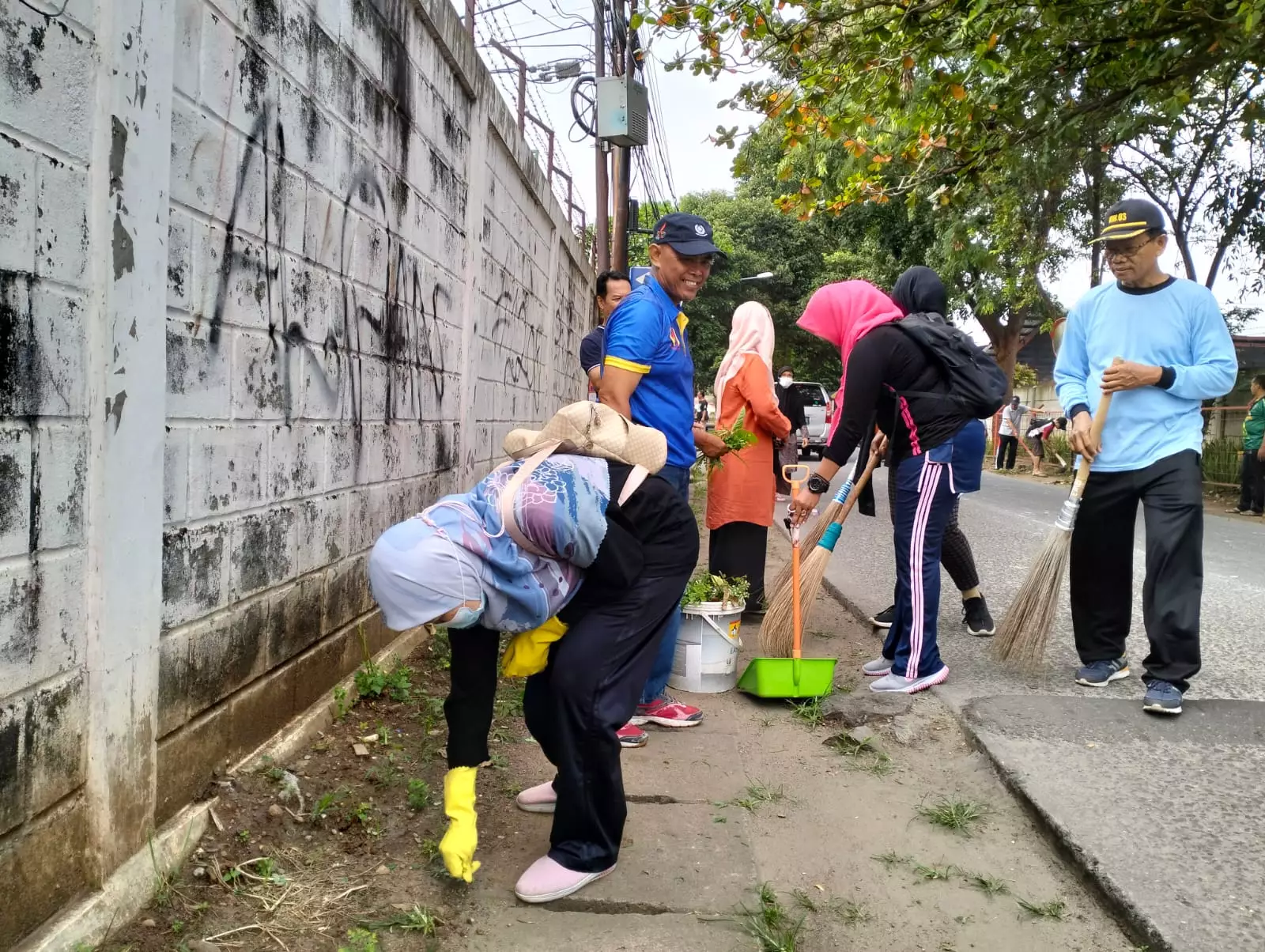 Ciptakan Lingkungan Sehat, Warga Tugu Bersihkan Jalan Protokol