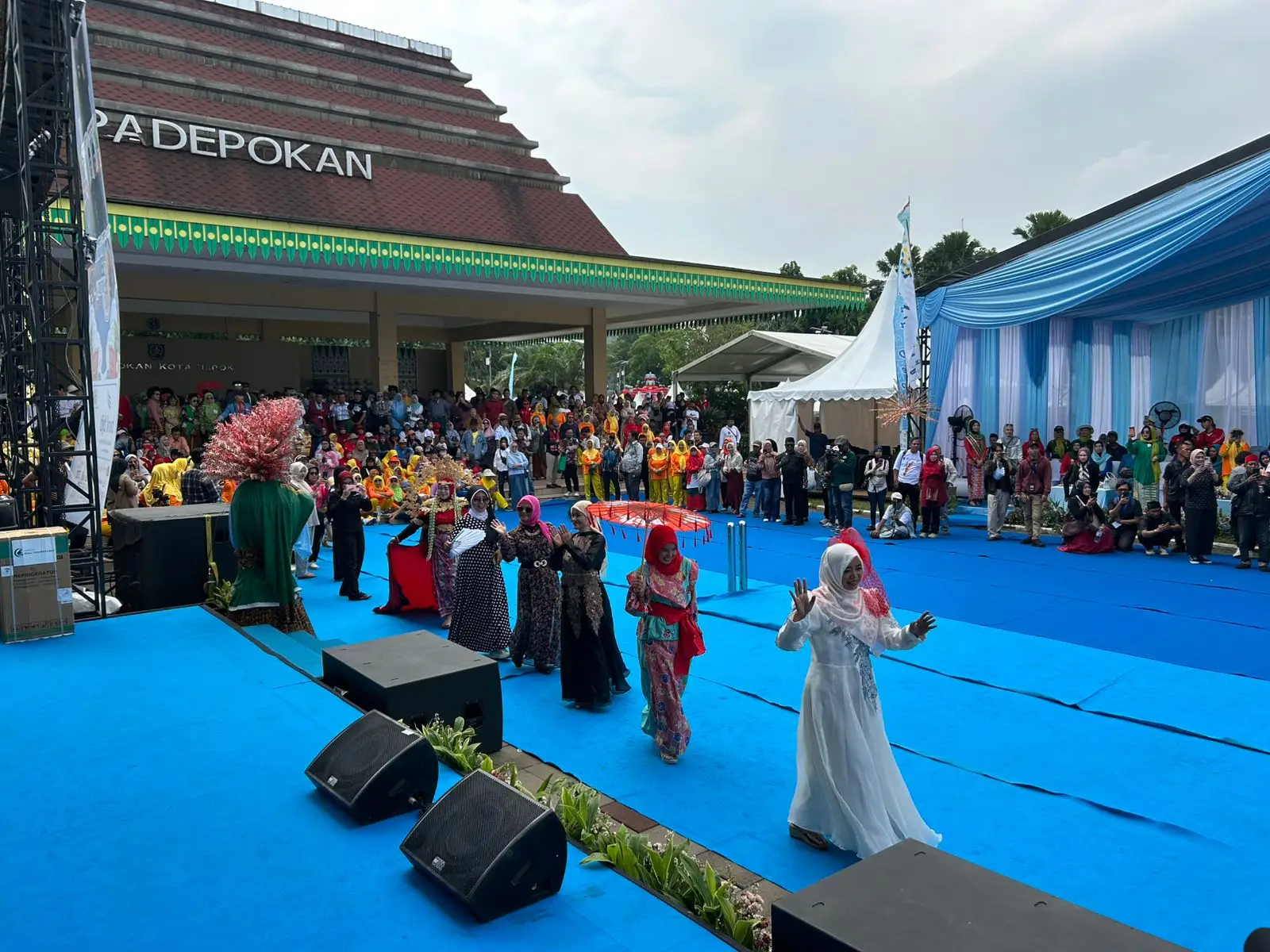 Totalitas Pakai Celana Cutbray, Fashion Show Jadul Pecah di Lebaran Depok 2026