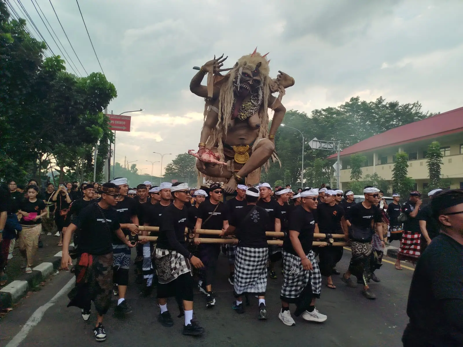 Arak-Arakan Ogoh-Ogoh Sambut Hari Raya Nyepi Tahun Baru Saka 1948 di Pura Cikeas