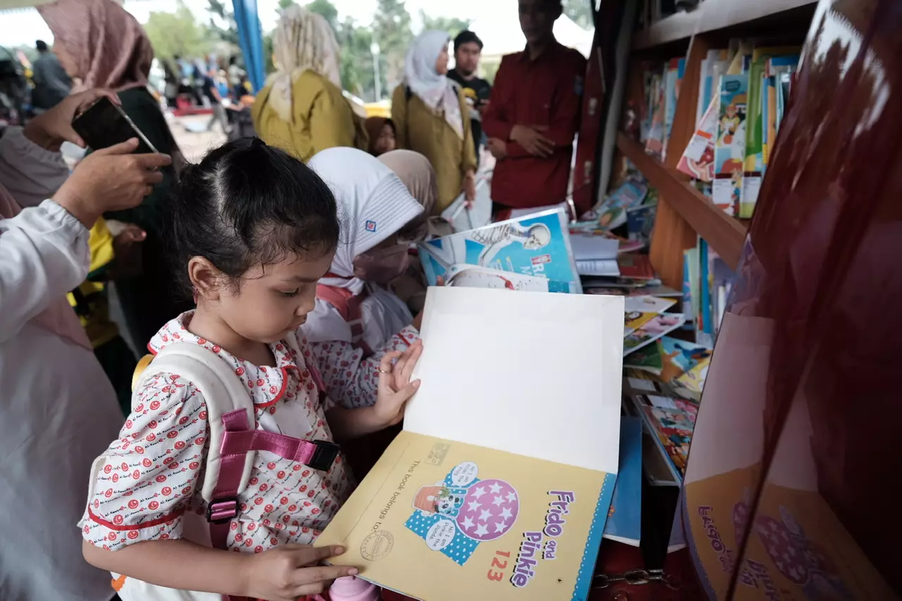 Kehadiran Perpustakaan Keliling di Alun-Alun Depok Diserbu Anak-Anak
