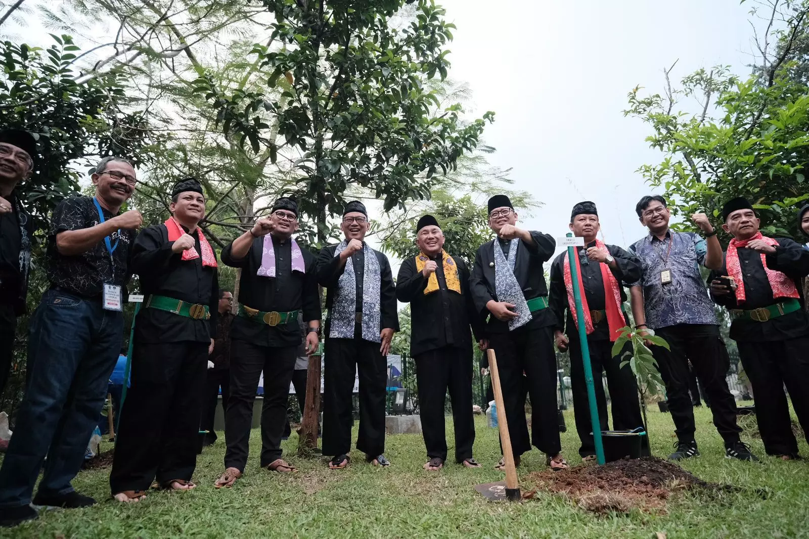 Kiai Idris dan Wali Kota Komwil III APEKSI Tanam Pohon Alpukat Miki