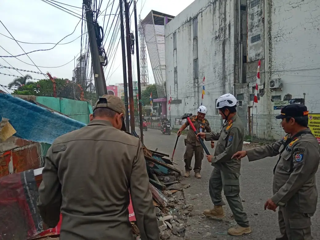 Surat Peringatkan Diabaikan, Satpol PP Depok Tertibkan 17 Bangunan Liar di Harjamukti